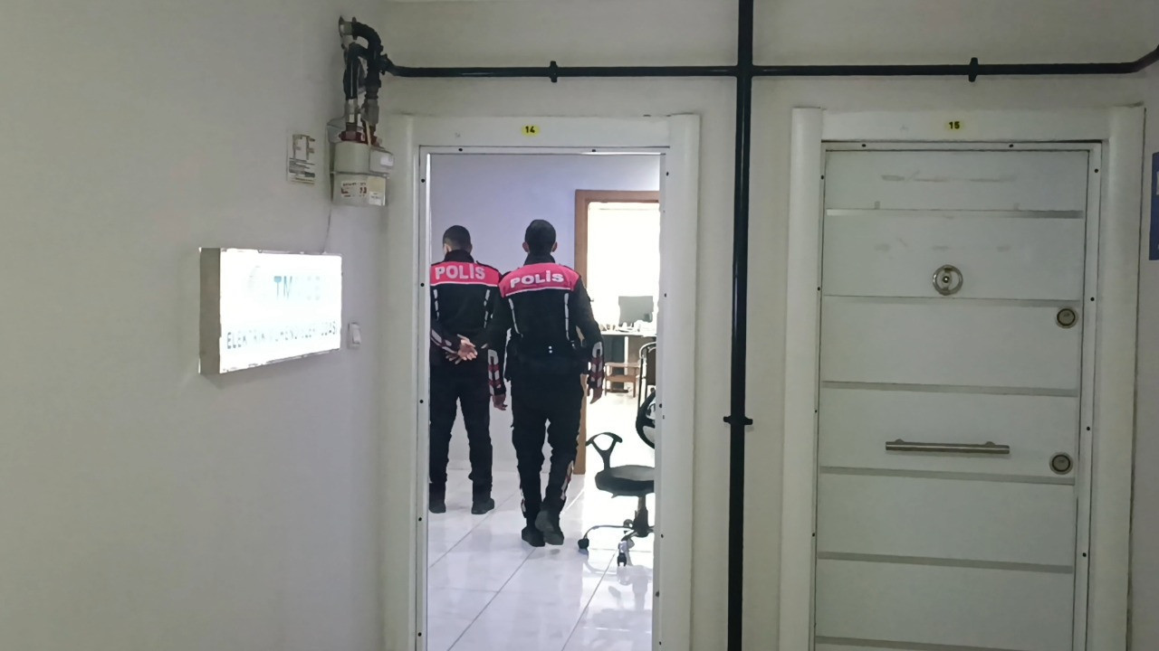 Alacak kavgasında baba oğul silahına davrandı