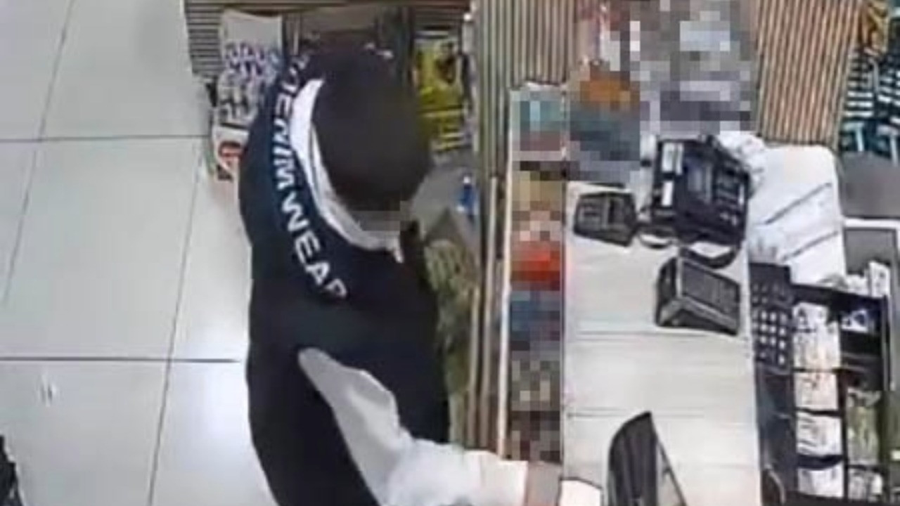 Kasiyerin dikkatini dağıttı, erik çaldı