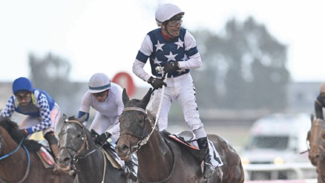 Usta jokey Selim Kaya, Akdeniz Derbisi'ni Depper Man'le kazandı