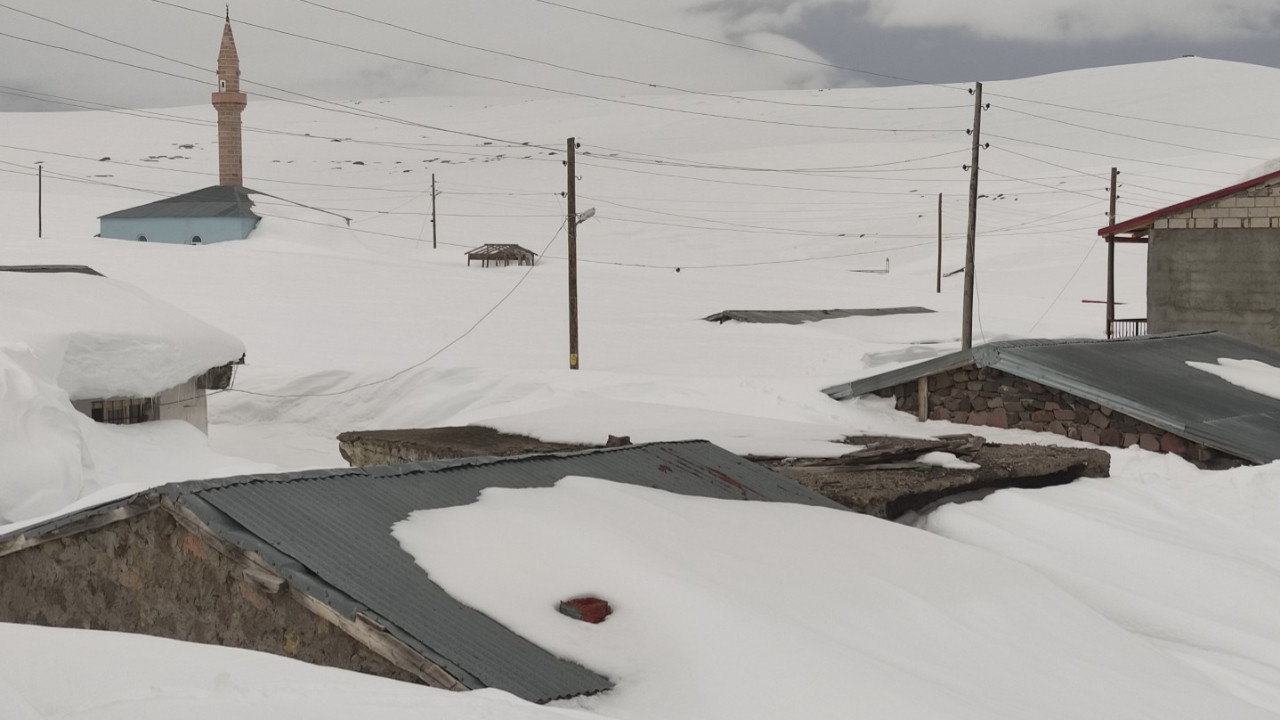 Bahar geldi, kar gitmedi: Evler kayboldu