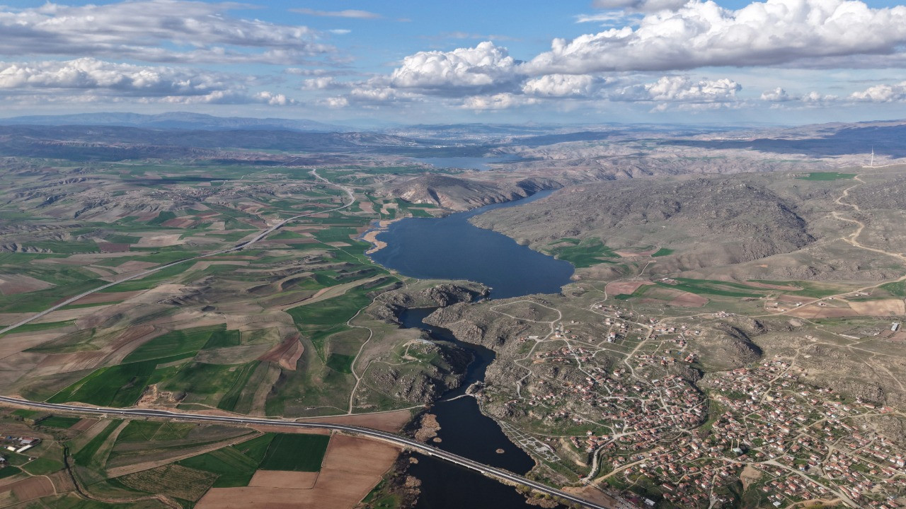 Baraj doldu, tarihi köprü su altında kaldı