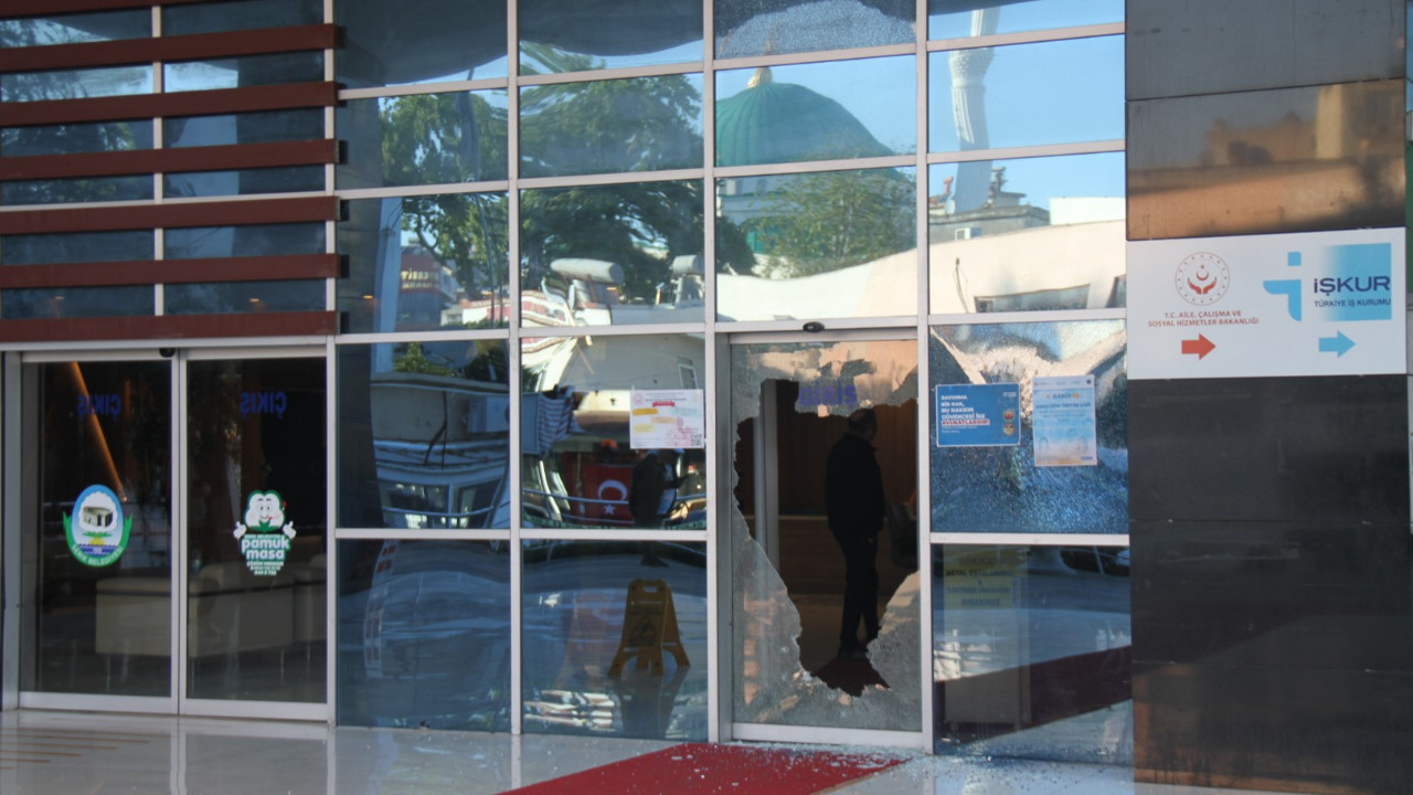 Belediyeye pompalı tüfekle ateş açtı