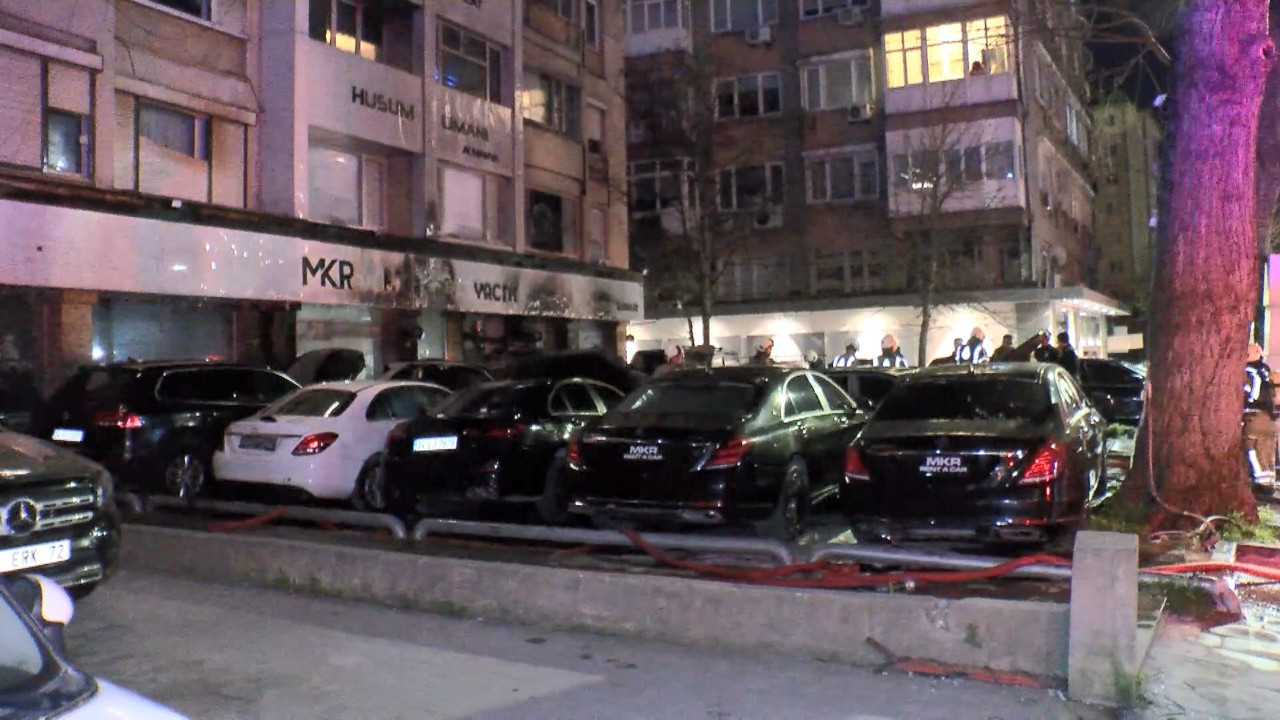 Beşiktaş’ta oto kiralama şirketinde yangın: 15 lüks araç küle döndü