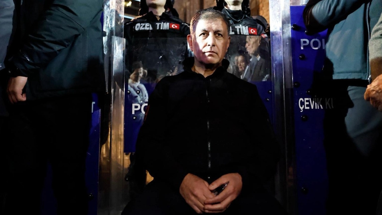 Cemil Tugay gece boyu nöbette