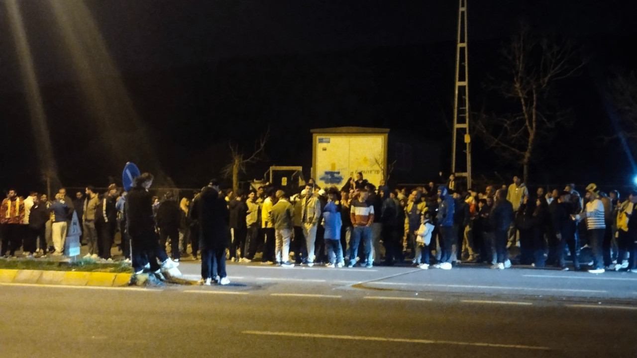 Fenerbahçe taraftarı Samandıra’da derbi zaferini kutladı