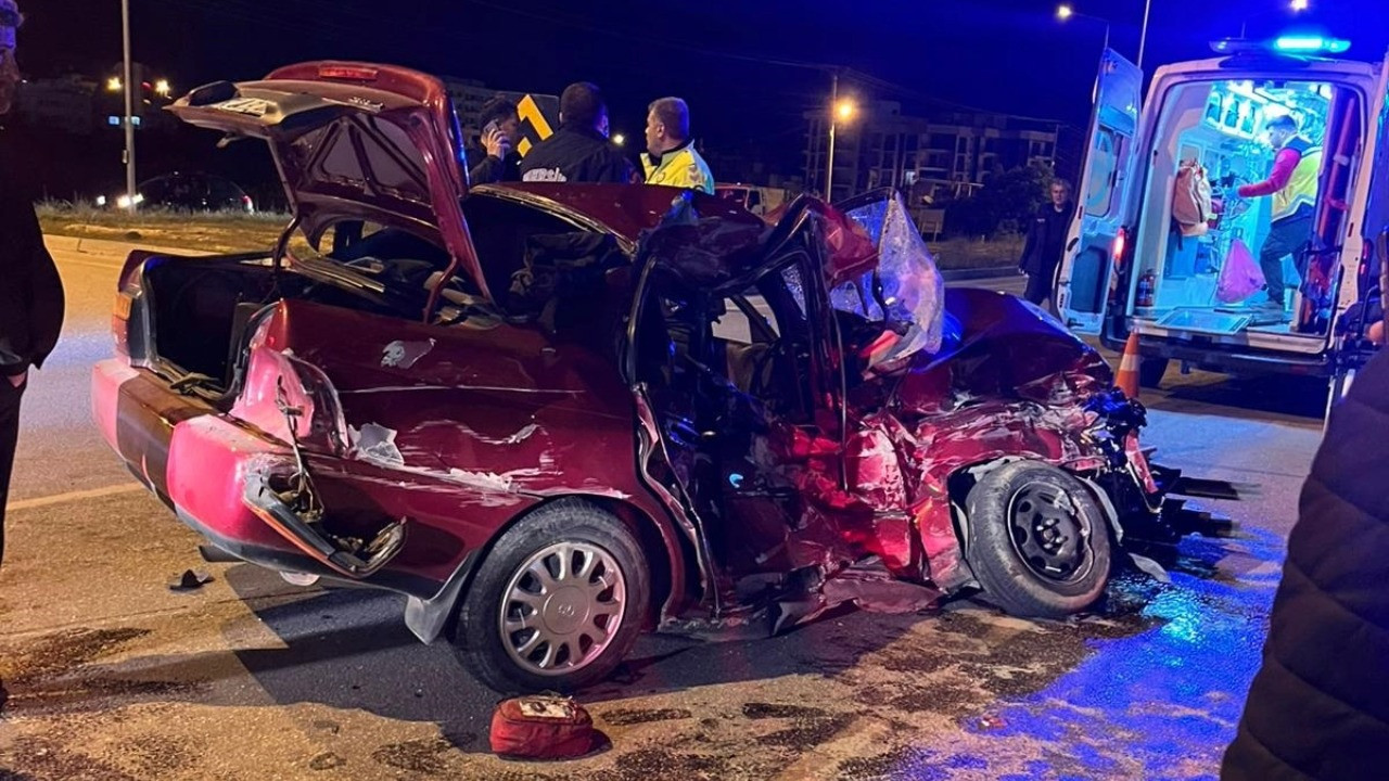 Işıklarda feci kaza: Hurdaya dönen araçta hayatını kaybetti