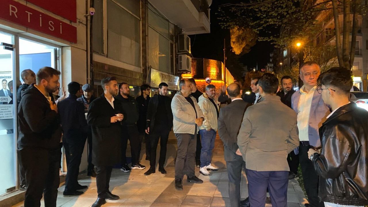 CHP ilçe binasına taşlı saldırı