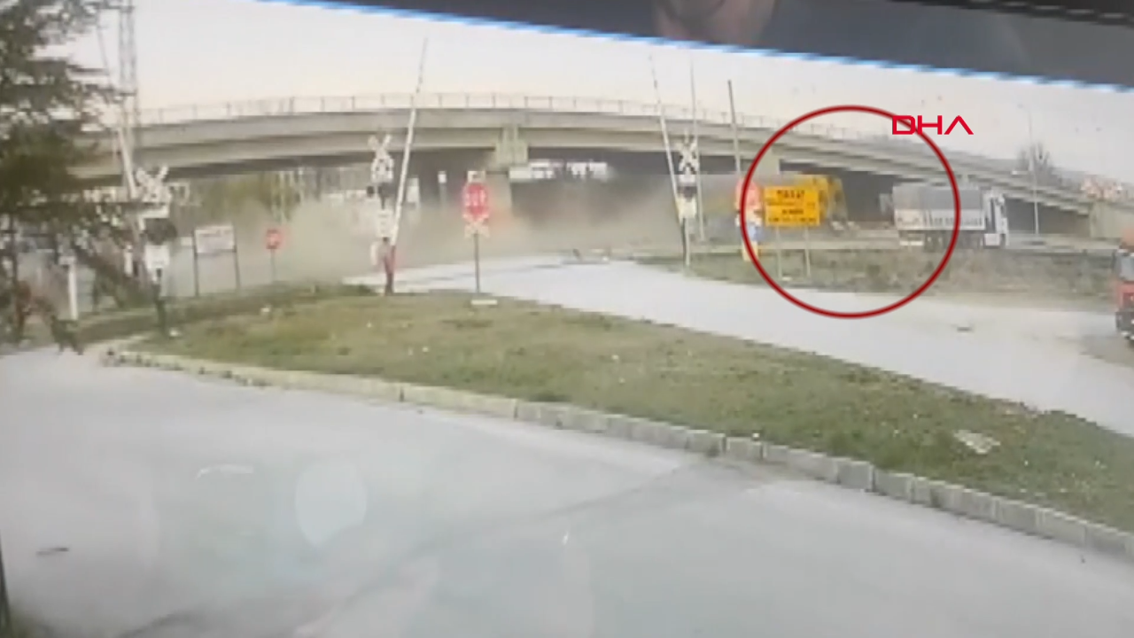 TIR, otomobile çarptı: 1 ölü