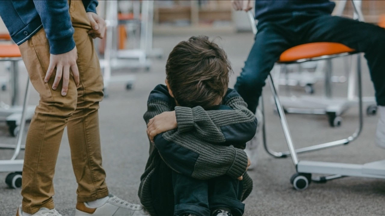 12 yaşında karakola gitti: Koli bandıyla bantlayıp…