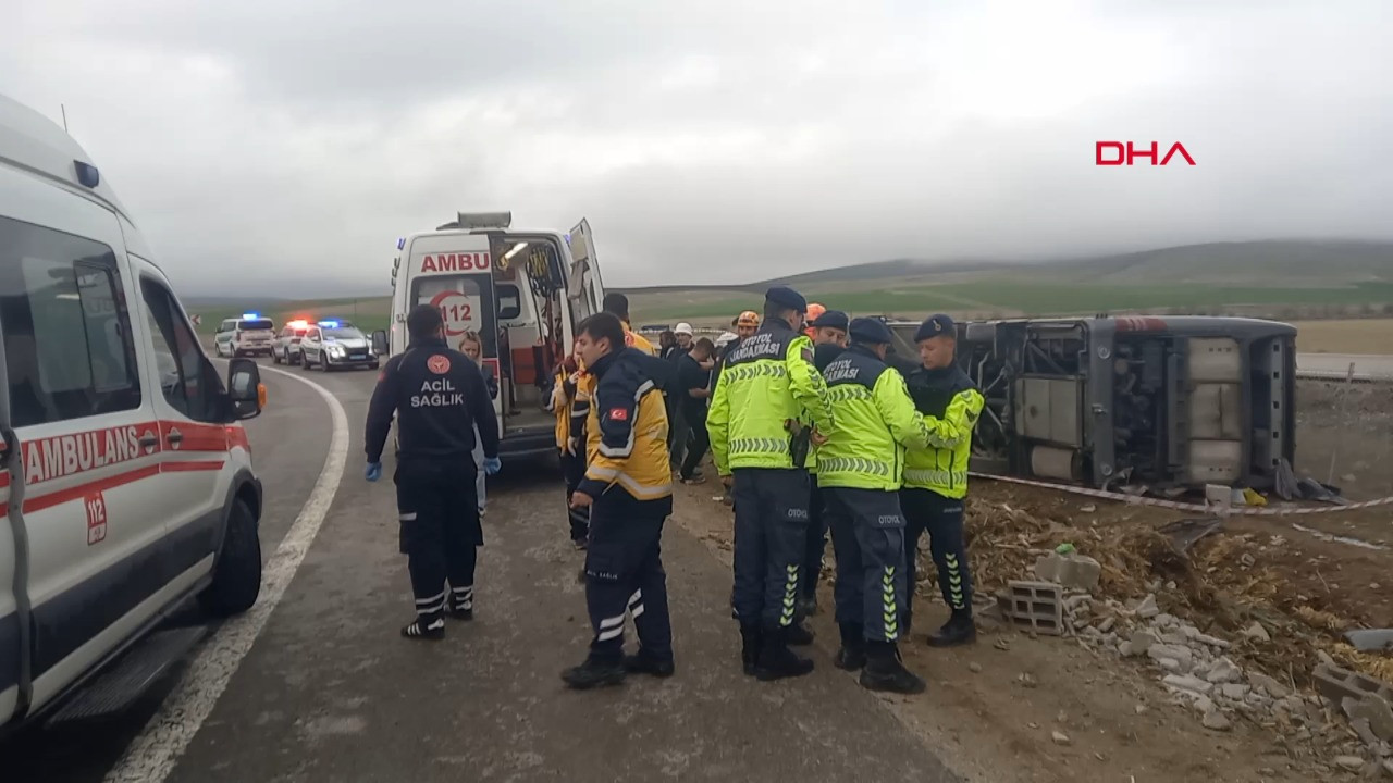 Aksaray’da tur otobüsü devrildi: 20 kişi yaralandı