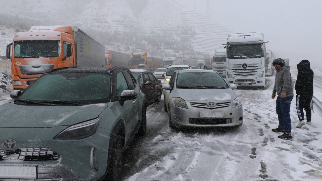 Kış geri geldi! İki kent arası ulaşıma kapandı