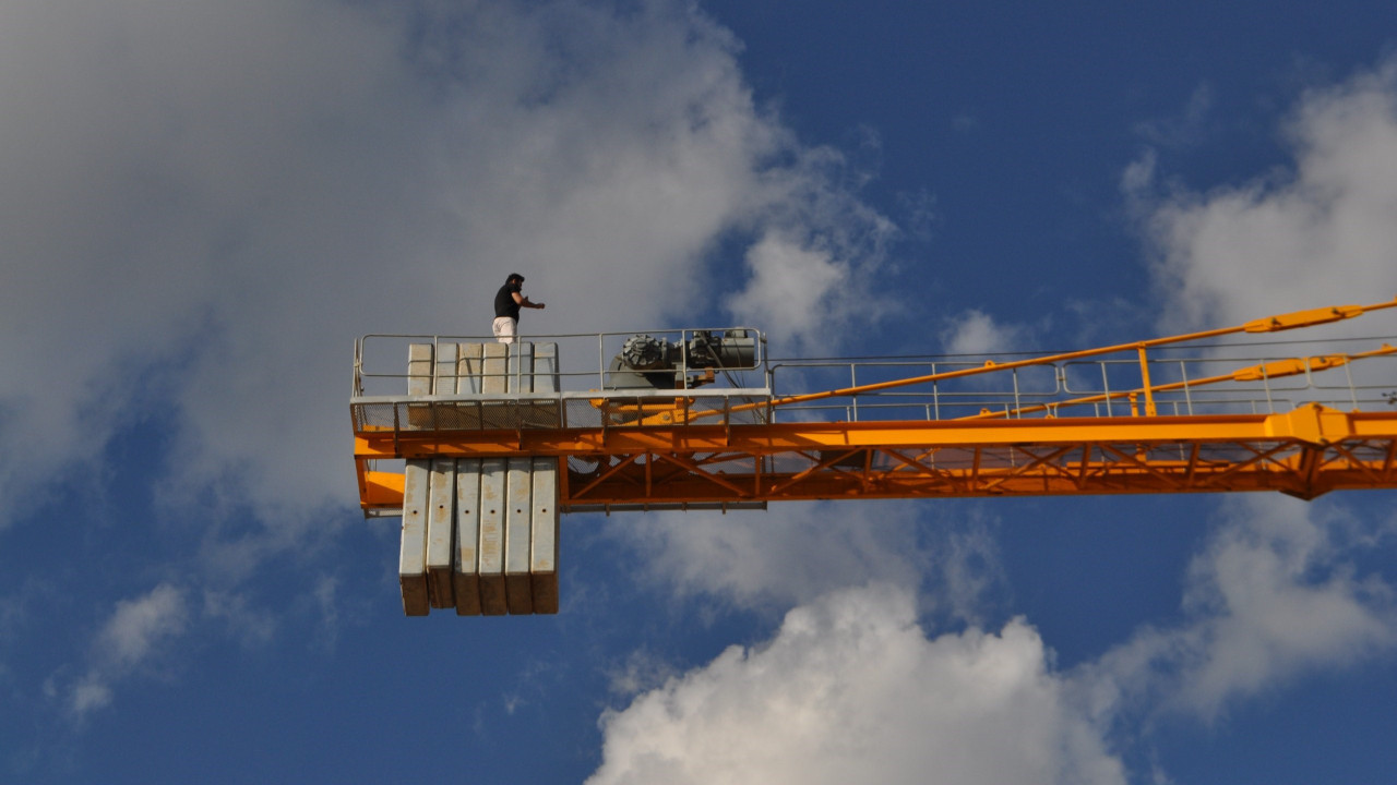 Maaşını alamayıca vince çıktı
