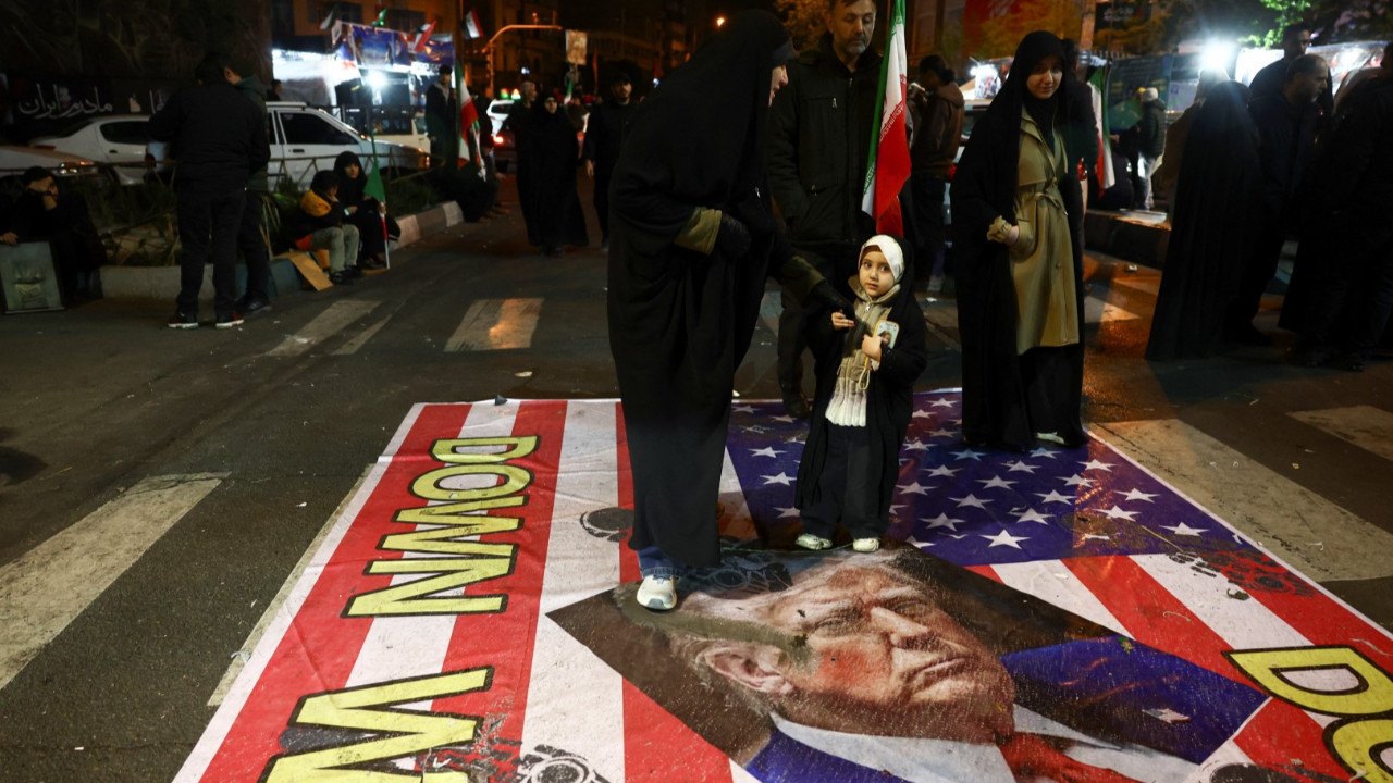 Trump ateşkes sonrası yeni kararı duyurdu: İran'a silah satana vergi