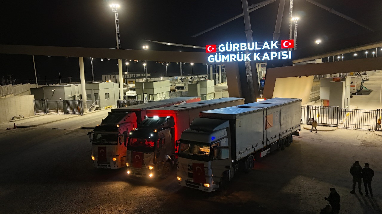 Türkiye'den tıbbi malzeme taşıyan 3 yardım tırı İran'a geçti