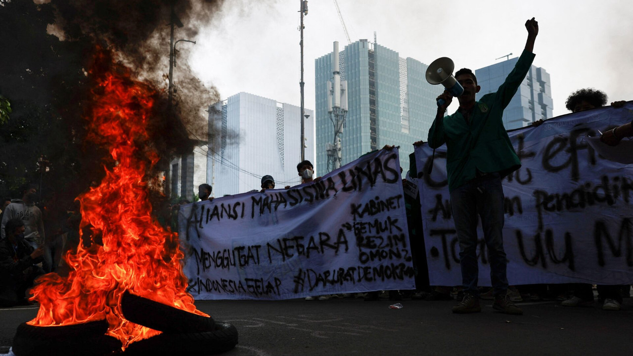 Ülke isyanda: Ekonomik kriz yüzünden bakan maaşları kesilebilir