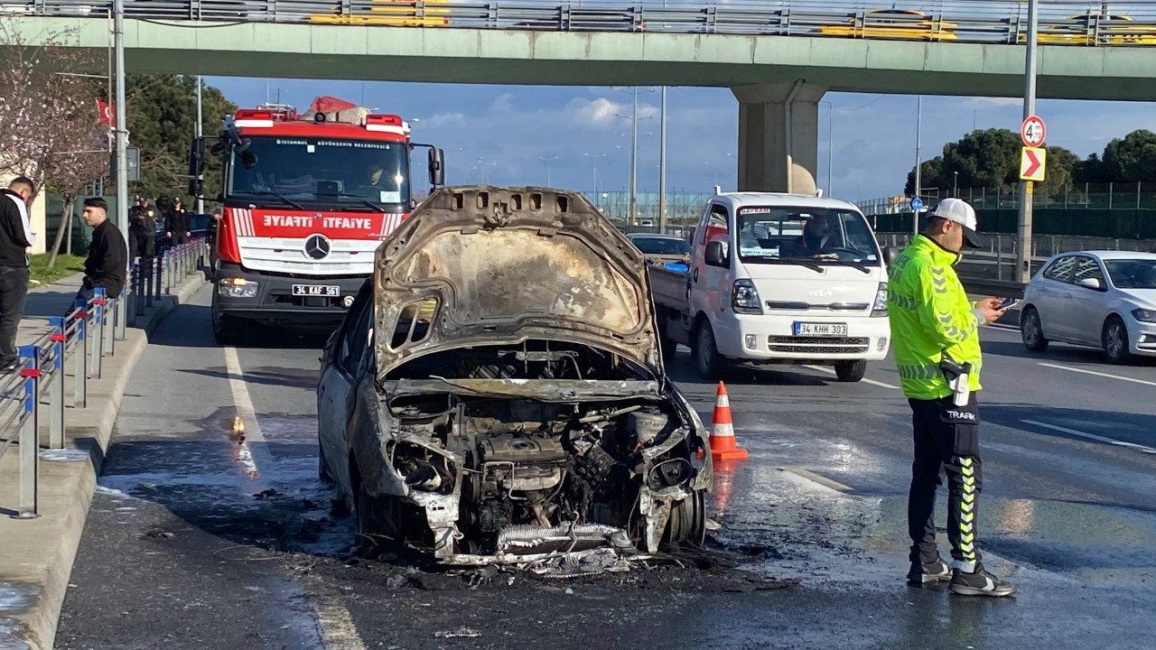 Zeytinburnu'nda otomobil alev alev yandı