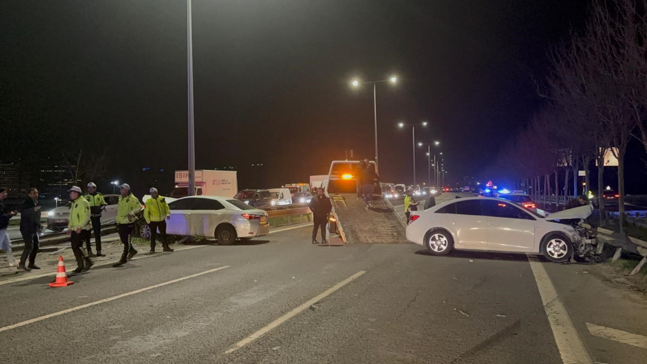 Akıl almaz kaza: İki otomobil bariyere saplandı, kopan parça midibüse uçtu