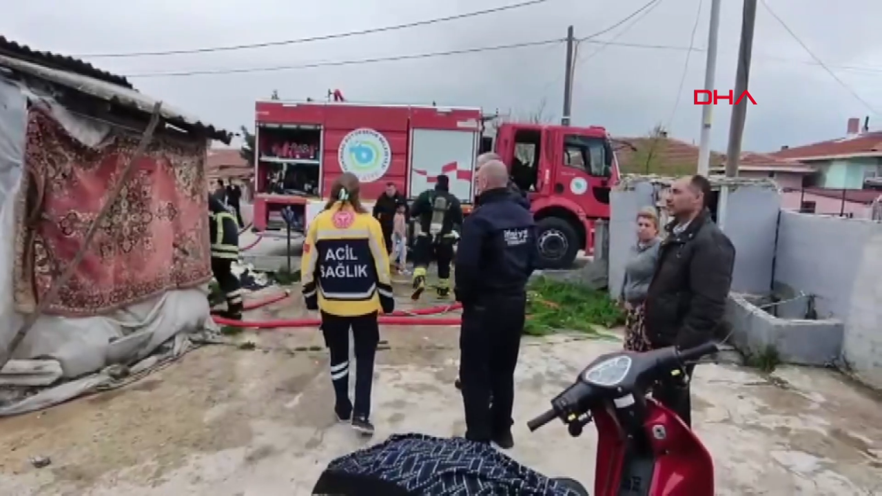 Alevlerin arasında kalan yaşlı kadını komşuları kurtardı