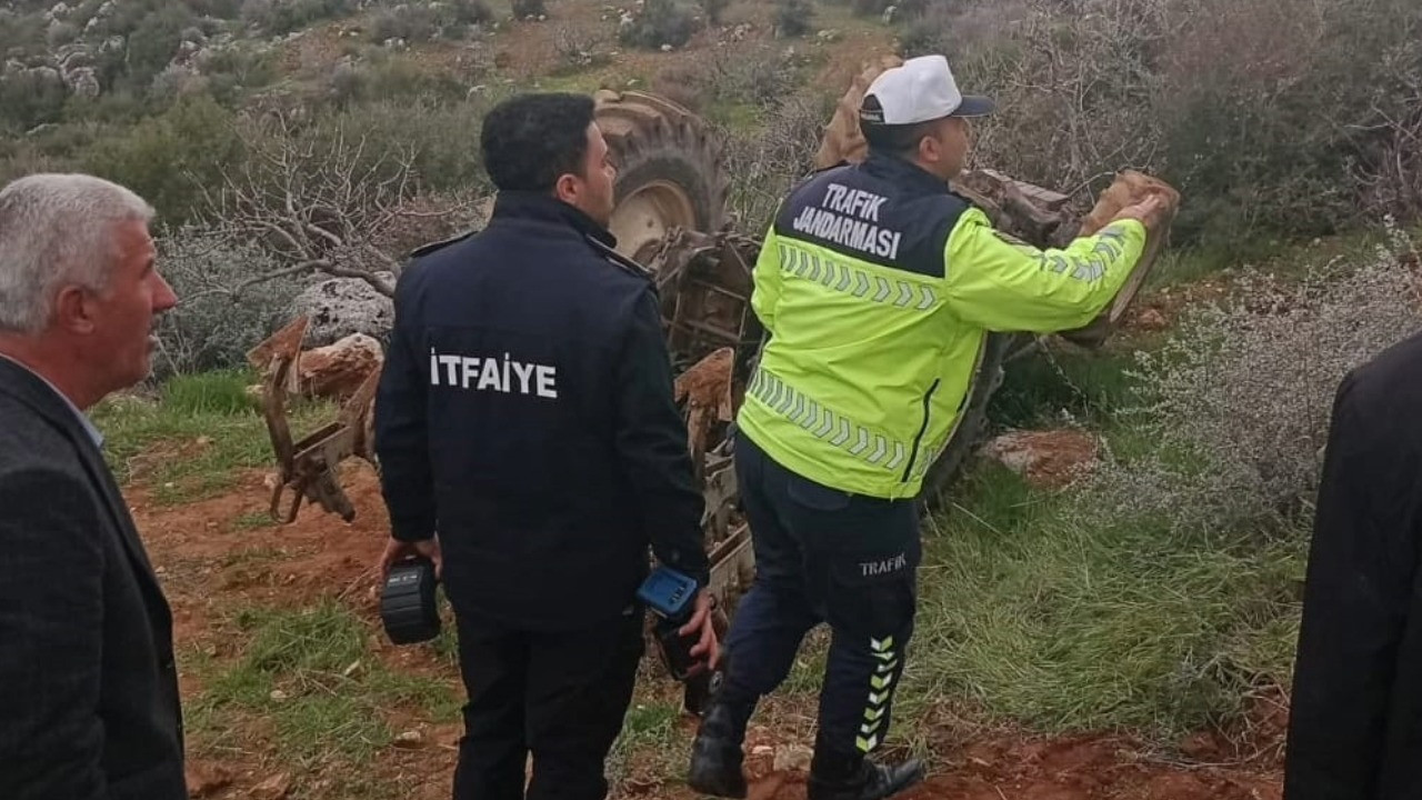 Devrilen traktörün sürücüsü öldü