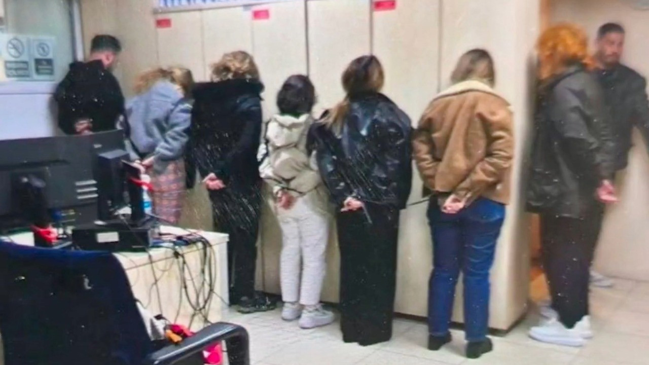 Polislerle dalga geçen bir kişi tutuklandı, 7 kişi serbest bırakıldı