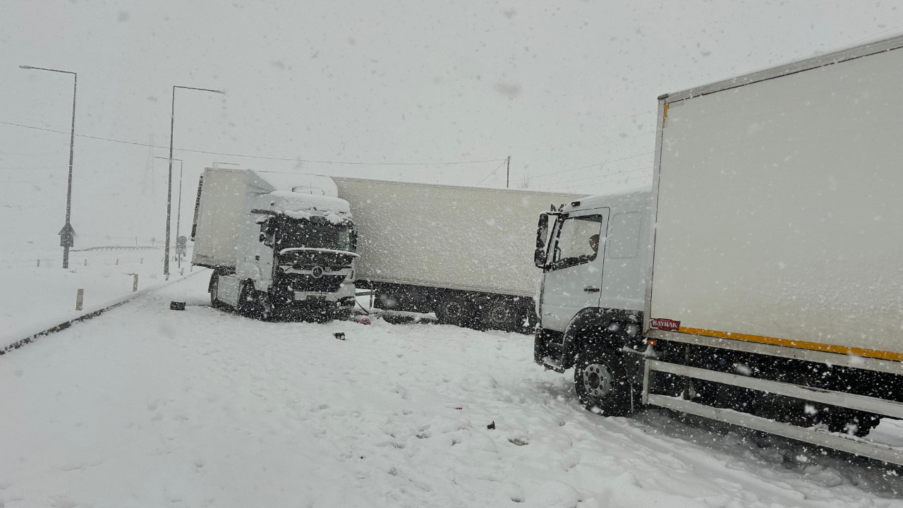 4 TIR, 2 otomobil kaza yaptı: Yaralılar var