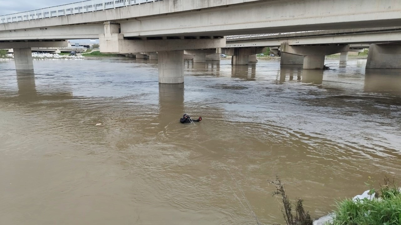 60 yaşındaki adam, aracıyla derede kayboldu