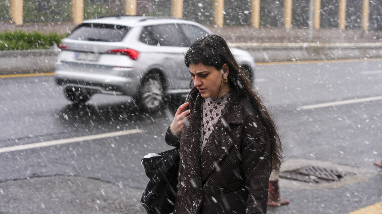 Ankara'ya nisanda kar yağdı