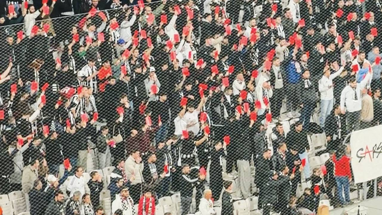 Beşiktaş taraftarından hakem ve TFF protestosu: Kırmızı kart gösterdiler
