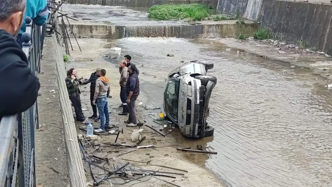 Hatay’da kanala uçan otomobildeki anne ve bebek kurtarıldı