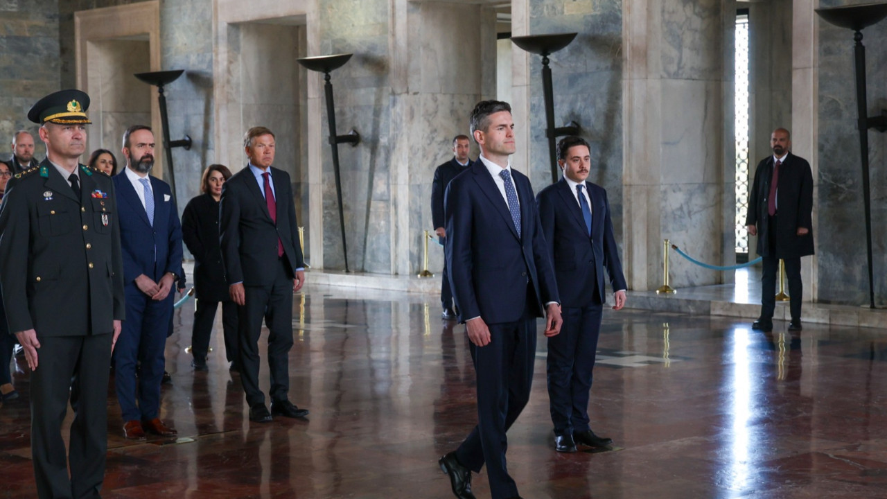 Hollandalı bakandan Atatürk'e saygı duruşu