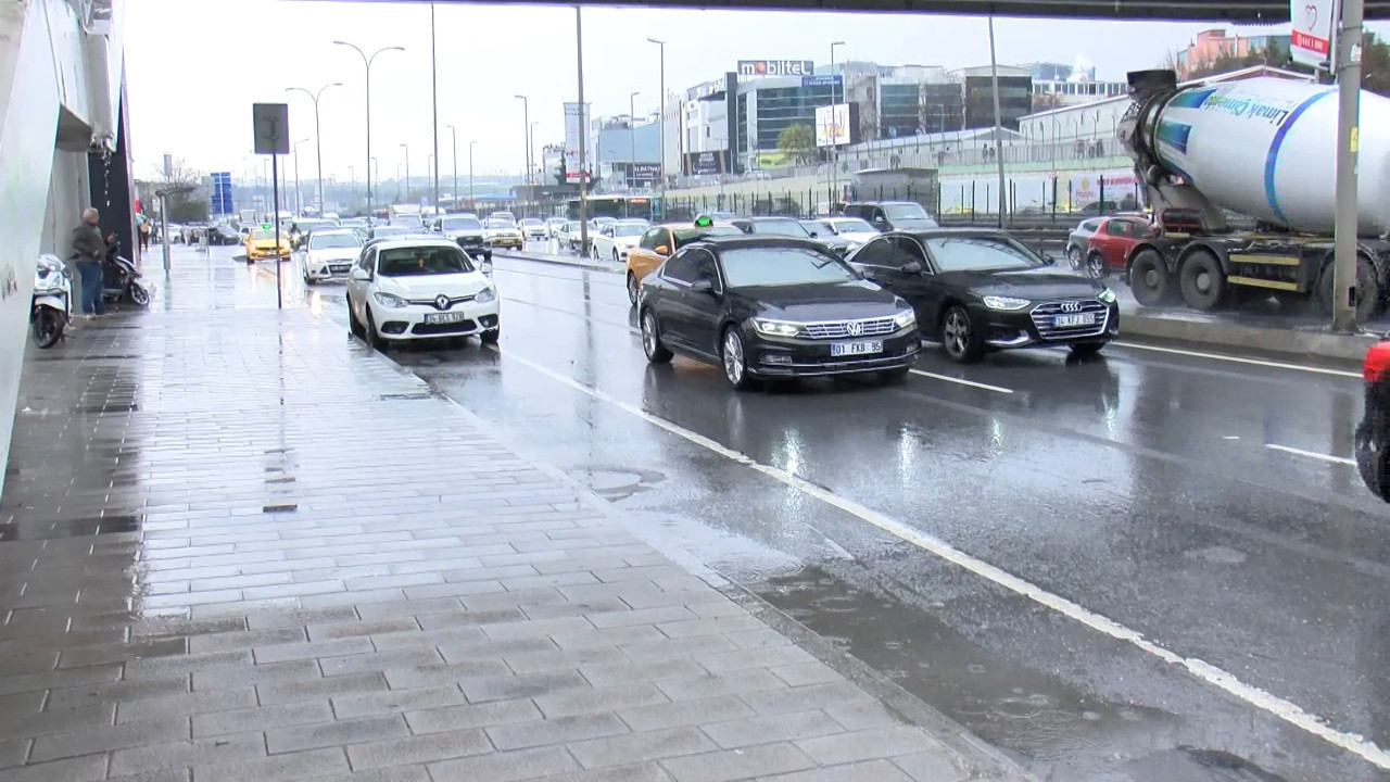 İstanbul’da haftanın son iş gününde yağmur etkili oldu: Trafik yoğunluğu arttı
