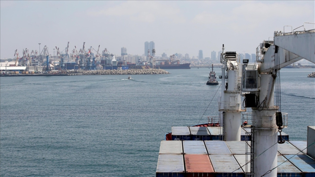 Limanda petrol sızıntısı: Gemi trafiği durdu