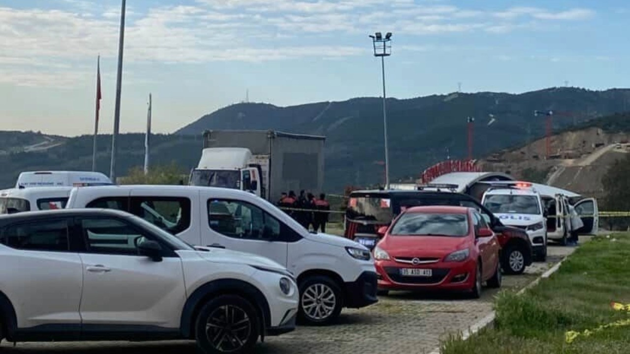 Otomobilde dehşet: Kadını vurup kendini ağır yaraladı