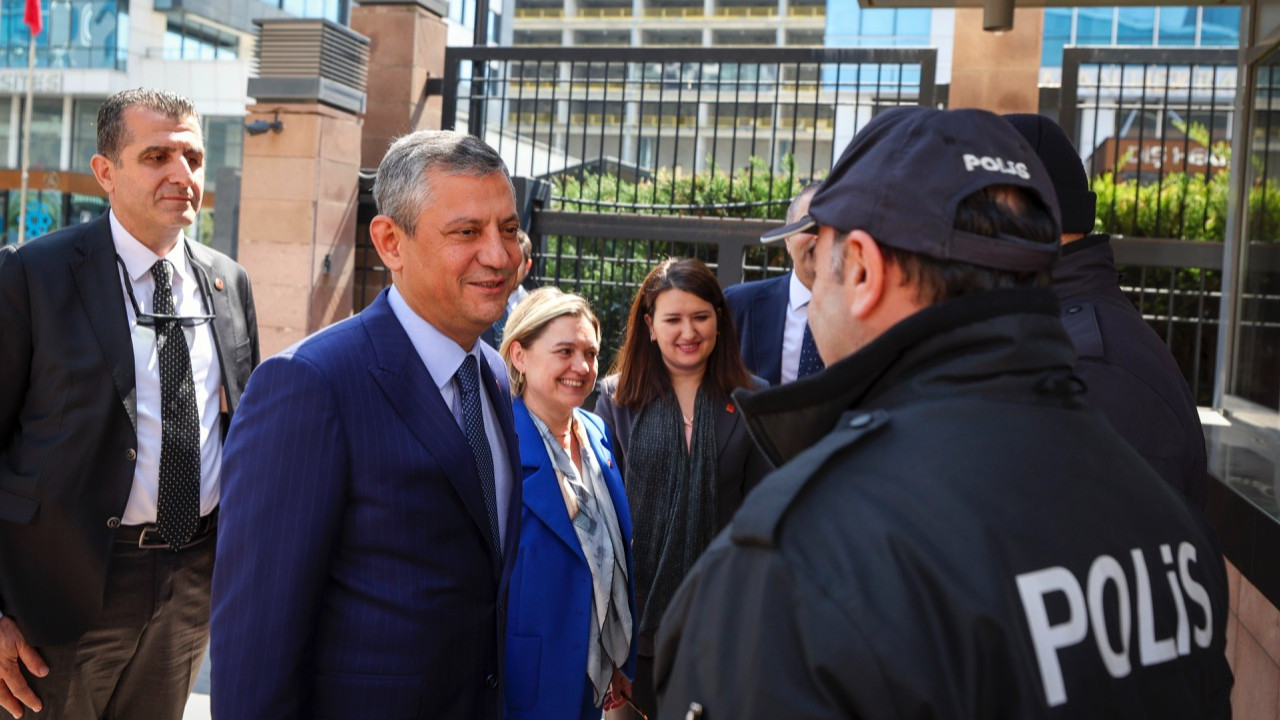 Özgür Özel, CHP Genel Merkezi'nde görevli polislerin gününü kutladı