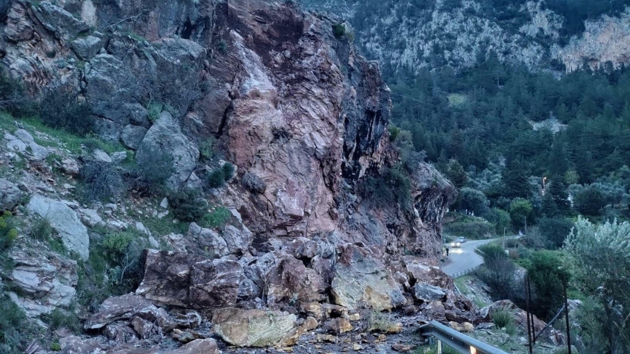 Yamaçtan kopan kaya parçaları yolu kapattı