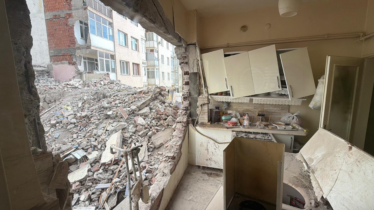 Yıkım sırasında evin duvarı çöktü