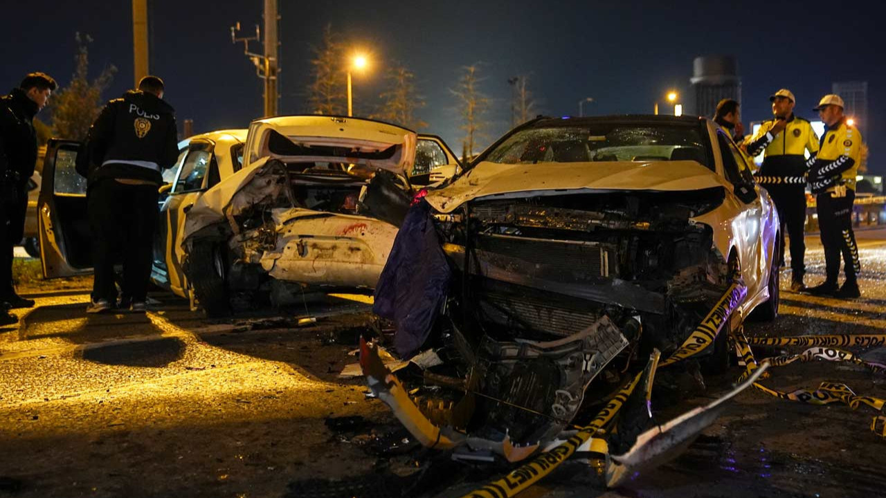 Emniyet şeridinde aracından çıkan sürücüye otomobil çarptı