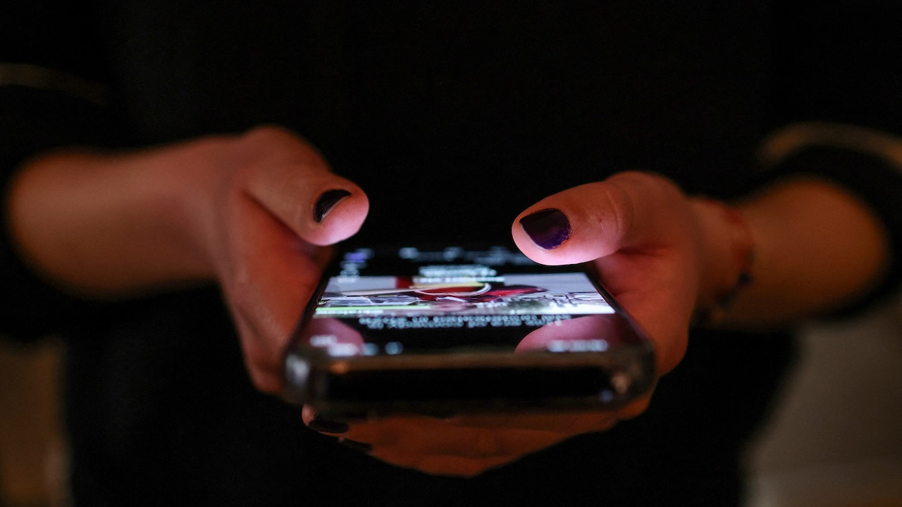 Her dört kişiden üçü, gençlere sosyal medya yasağı istiyor