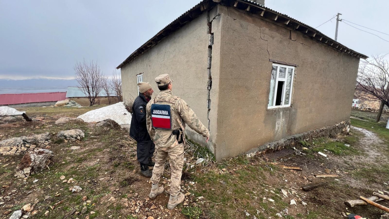 Yıldırım düşen evin duvarı boydan boya yarıldı