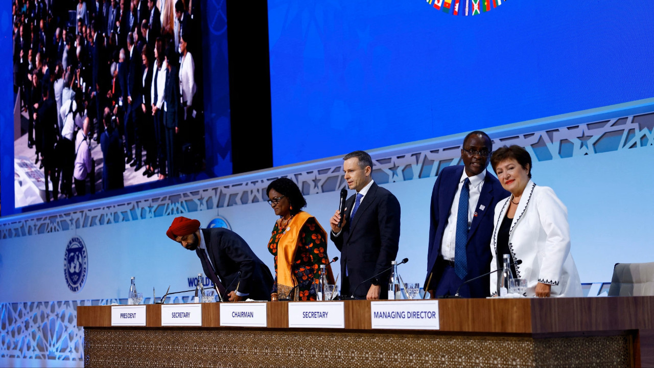 Ekonominin patronları savaşın gölgesinde toplanıyor