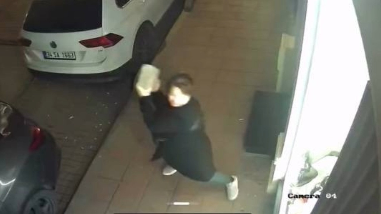 Kaldırım taşıyla iş yerinin camlarını kıran kadın kamerada