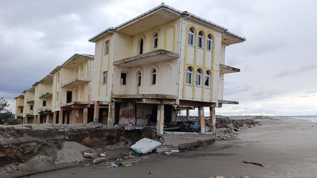Karadeniz 100 metre taştı, villalar çöktü