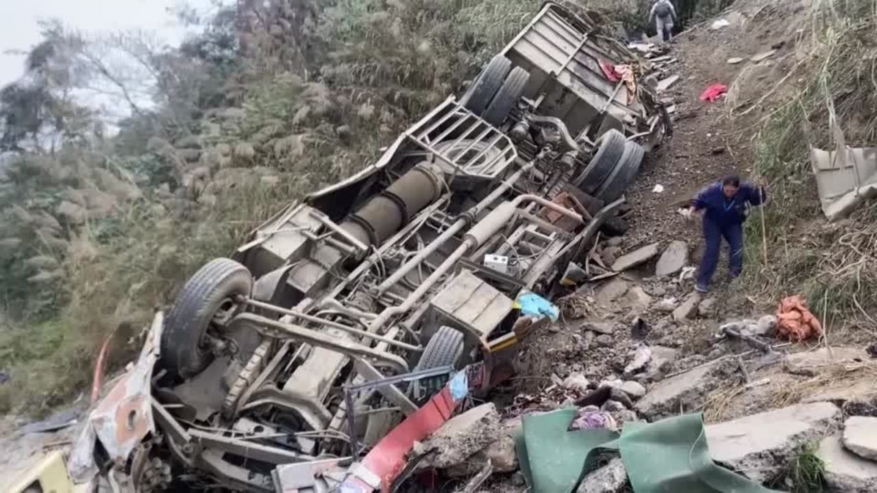 Katliam gibi kaza: 13 ölü, 30 yaralı