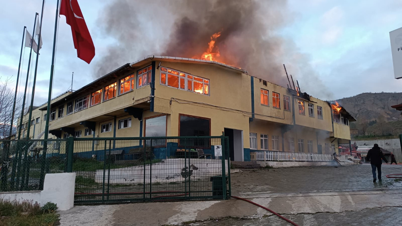 Tekstil fabrikası sabaha karşı kül oldu