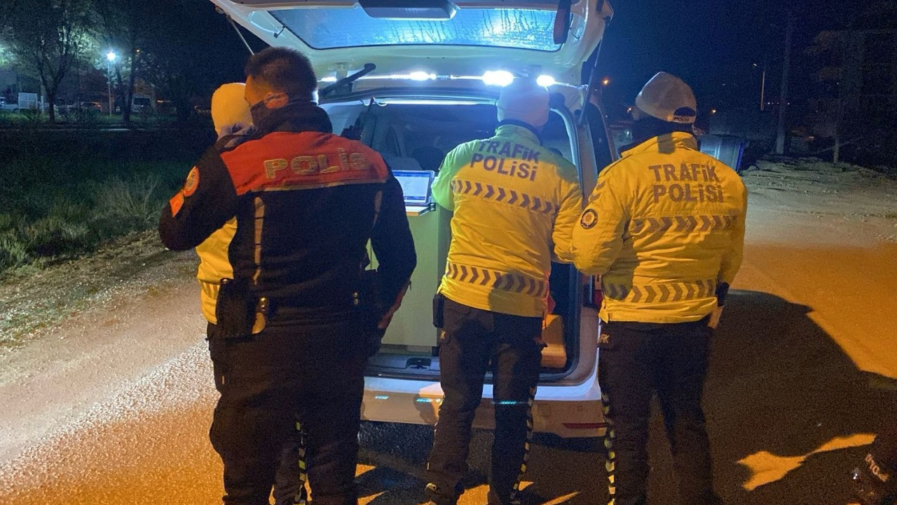 Alkolmetreye üflemeyen ehliyetsiz sürücüye 200 bin TL ceza