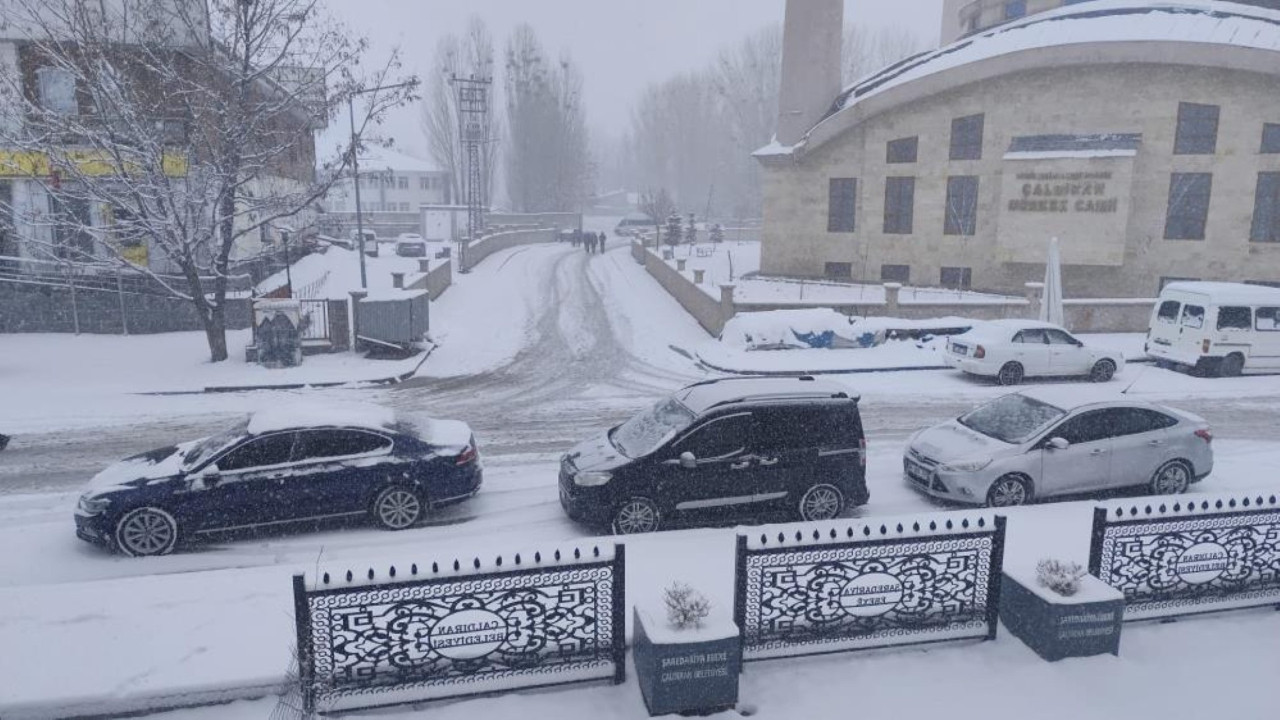 Bahar bekleniyordu, kar geldi! Şehir beyaza büründü