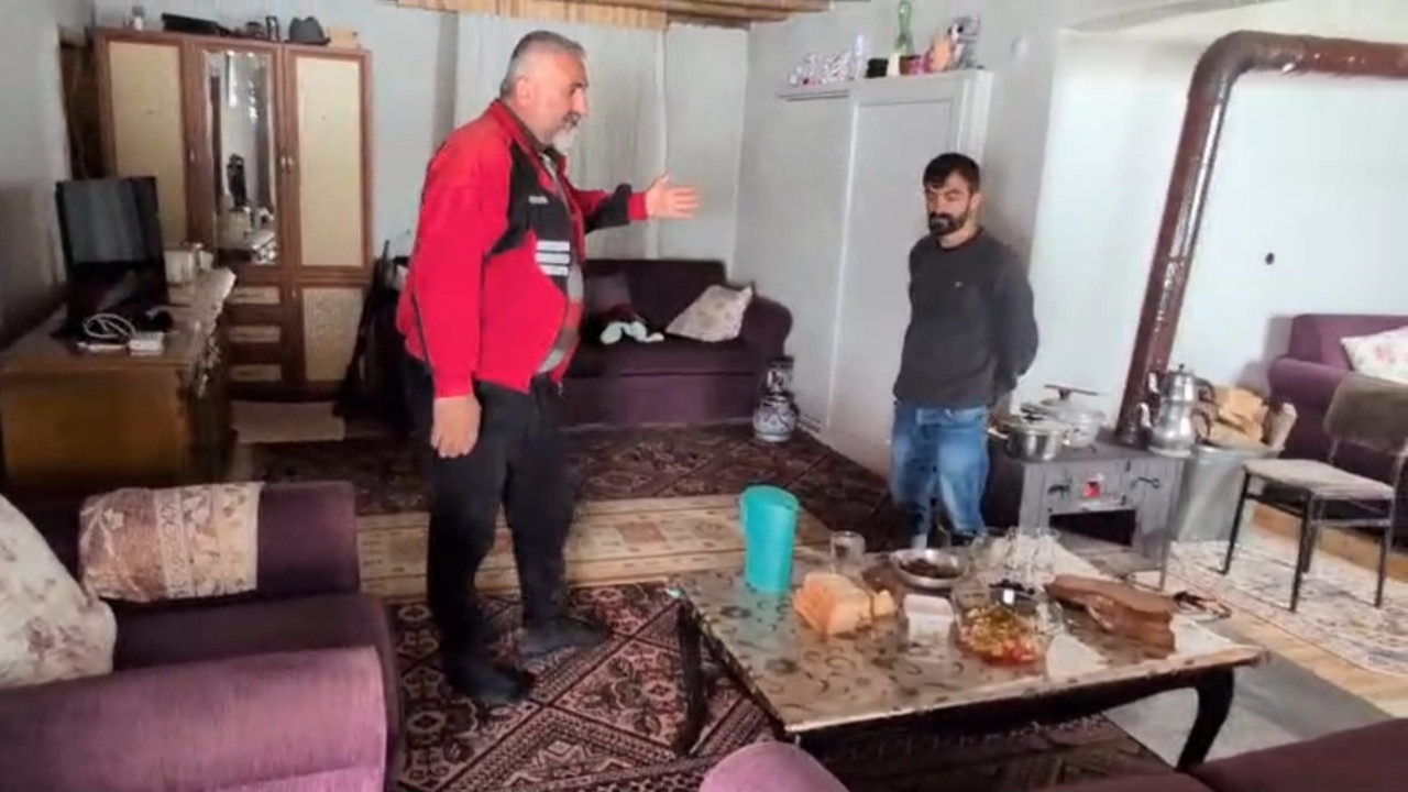 Elektriksiz evde ayıya karşı nöbet tutuyor