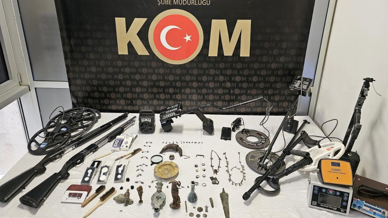 Kaçakçılık baskınında 86 parça tarihi eser yakalandı: 4 gözaltı