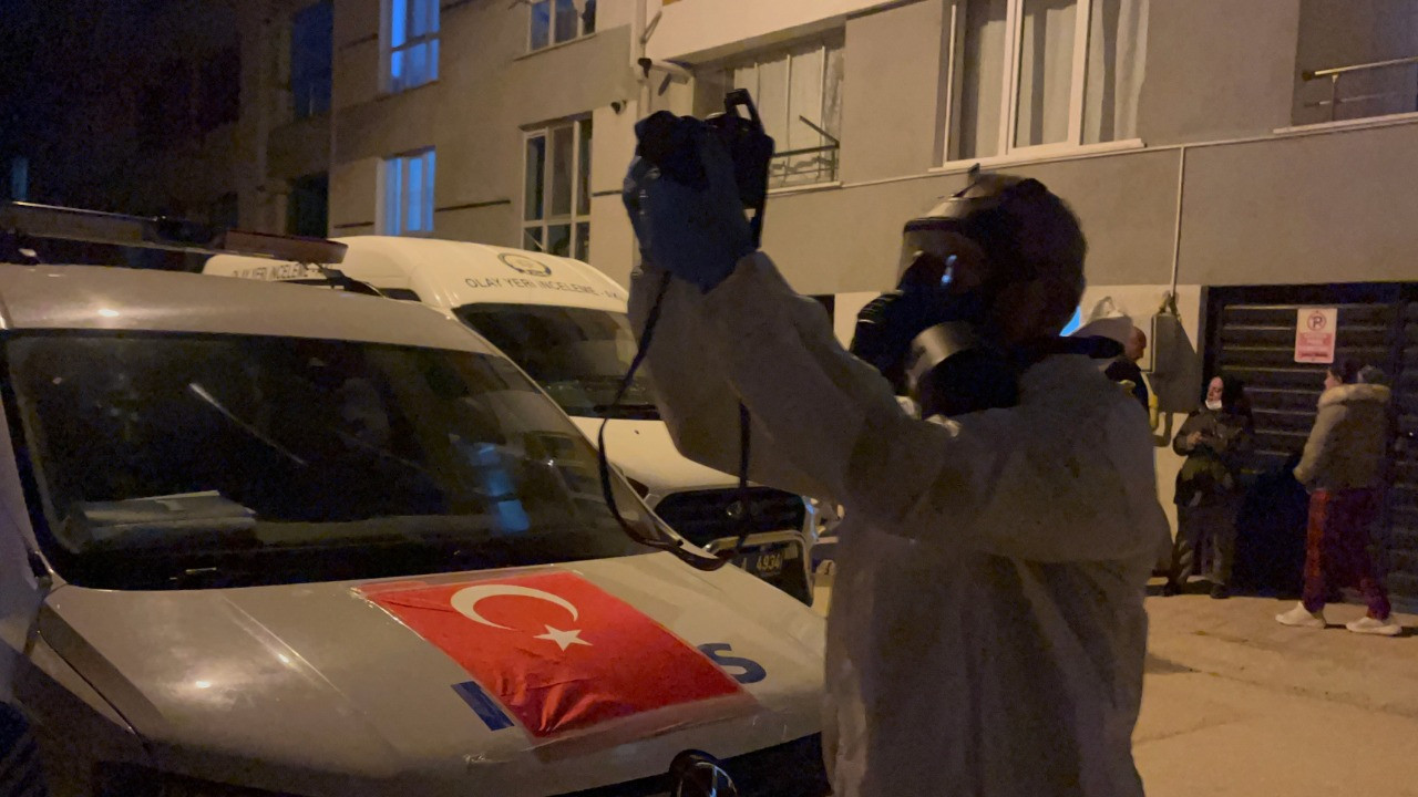 Komşuların kokulardan rahatsız olduğu daireden genç adamın cesedi çıktı