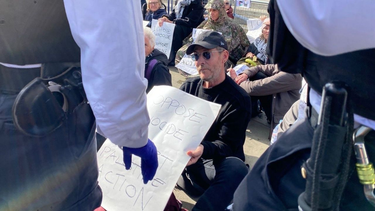 Ünlü müzik grubunun vokalistine 'Filistin' gözaltısı